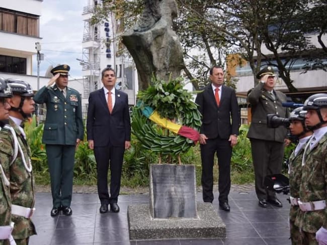 Gobernador del Quindío, alcalde de Armenia, policía y ejército en ofrenda floral
