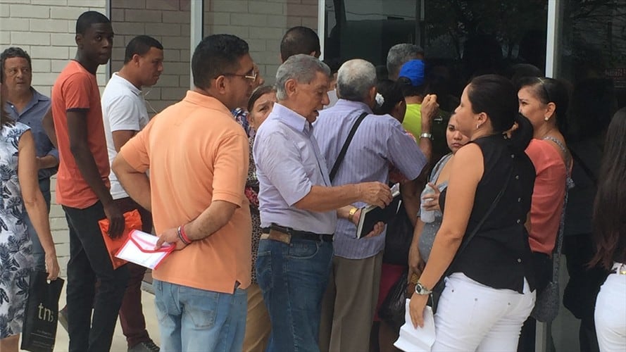 Usuarios de Coomeva en Barranquilla denuncian fallas en la atención para trámites médicos a nivel telefónico e inclusive no se les permite la entrada para tener atención presencial. Foto: Silvana Salas (W Radio)