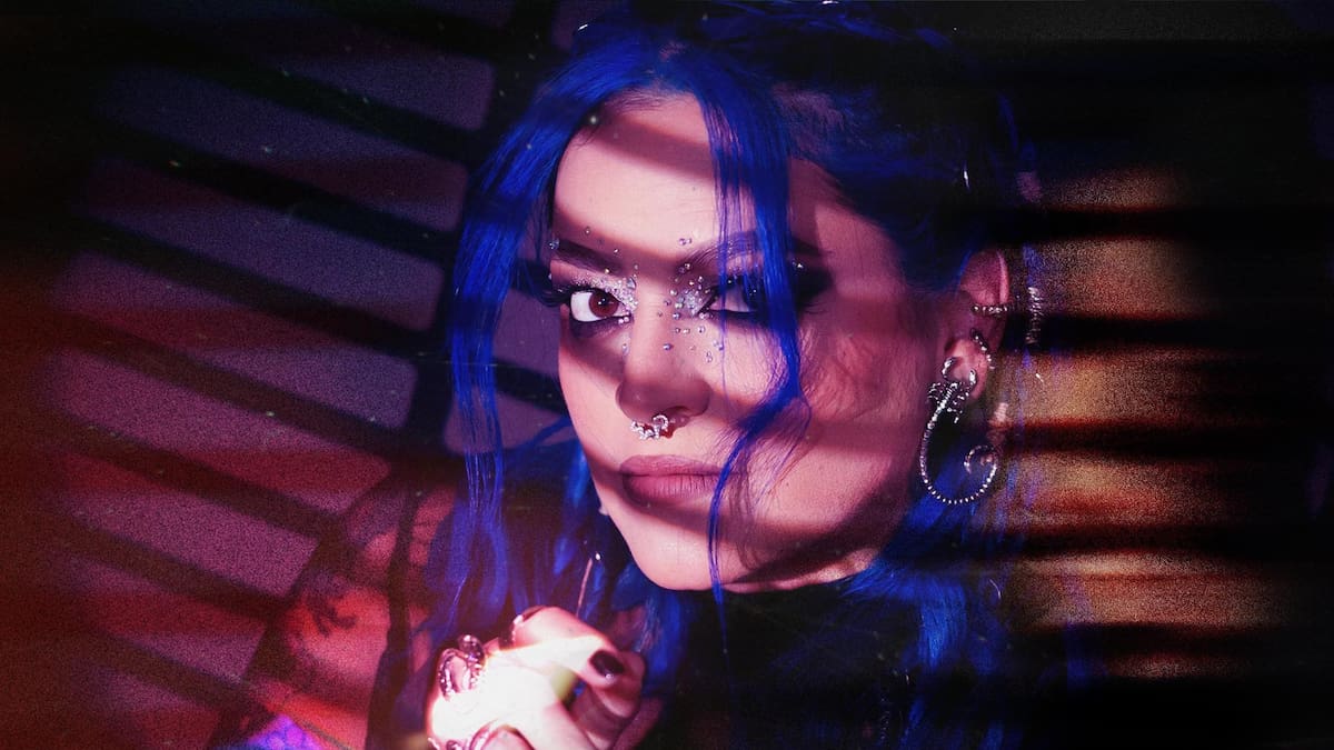 La voz rasgada y poderosa que le dan las credenciales musicales a Laura azul