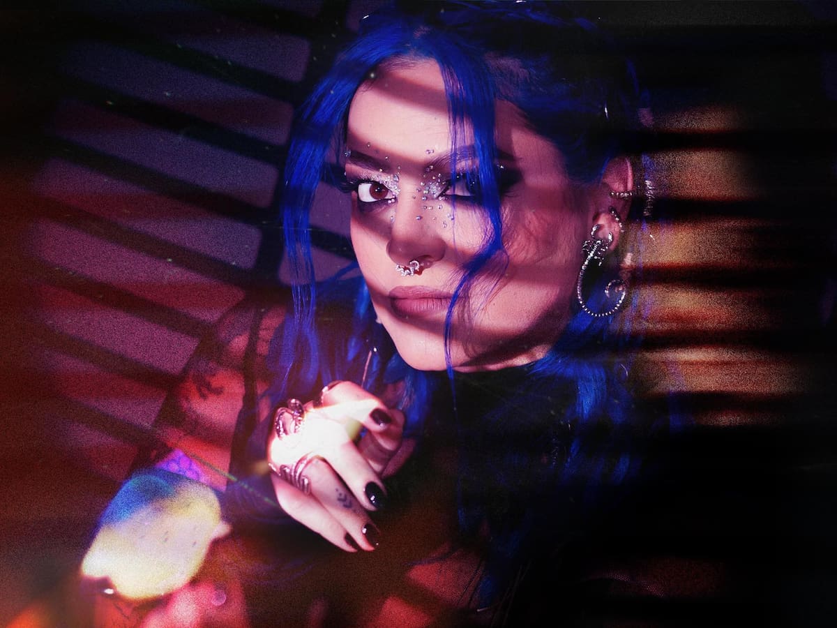 La voz rasgada y poderosa que le dan las credenciales musicales a Laura azul