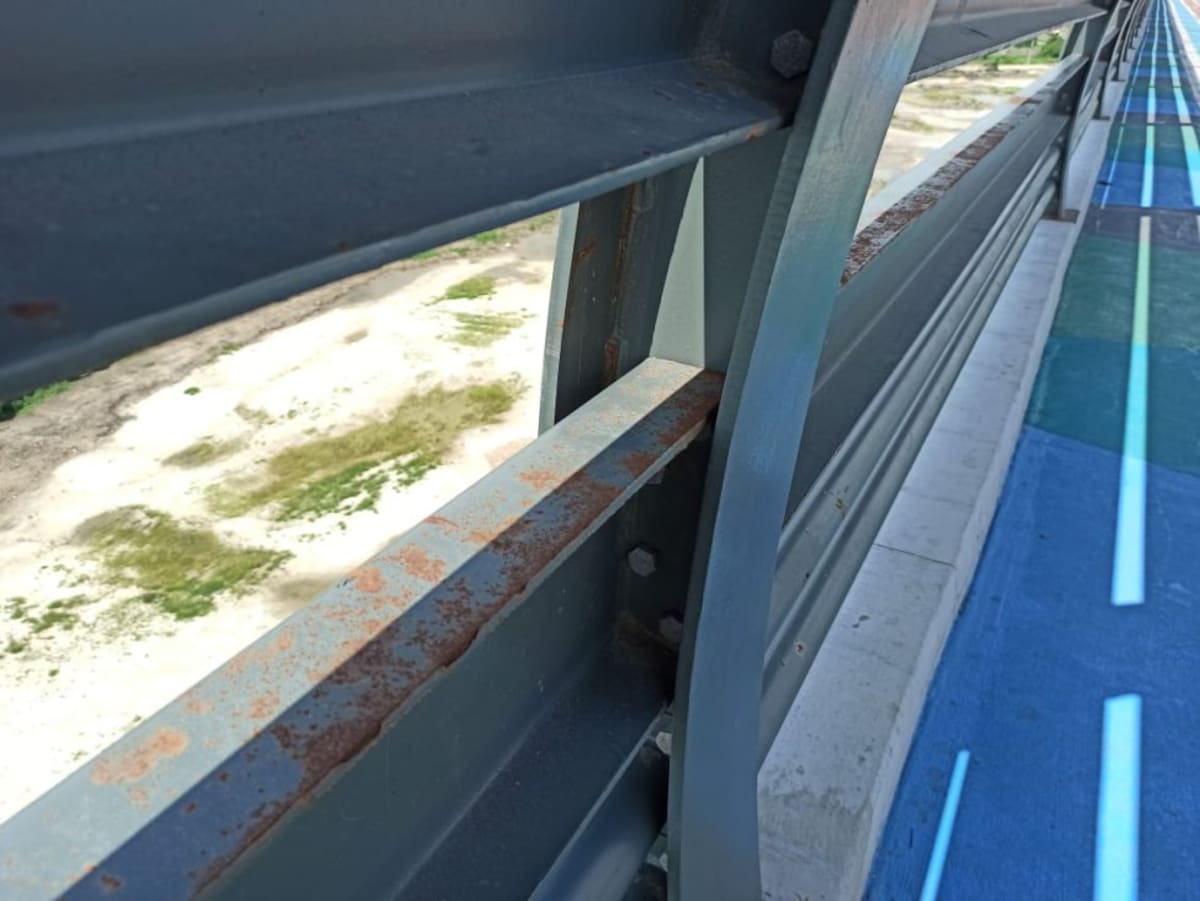 También hay registro de oxido en barandas de seguridad de la infraestructura