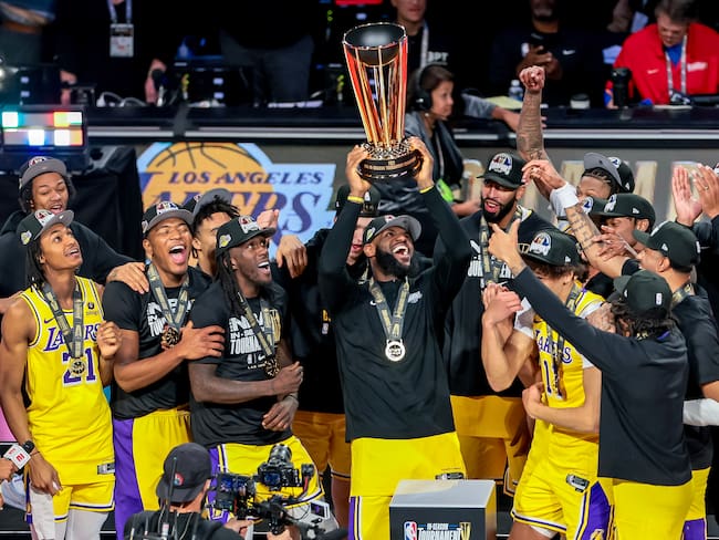 Las Vegas (United States), 09/12/2023.- Los Angeles Lakers forward LeBron James raises the NBA Cup trophy after defeating the Indiana Pacers in the NBA In-Season Tournament championship final at T-Mobile Arena in Las Vegas, Nevada, USA, 09 December 2023. (Baloncesto) EFE/EPA/ALLISON DINNER SHUTTERSTOCK OUT