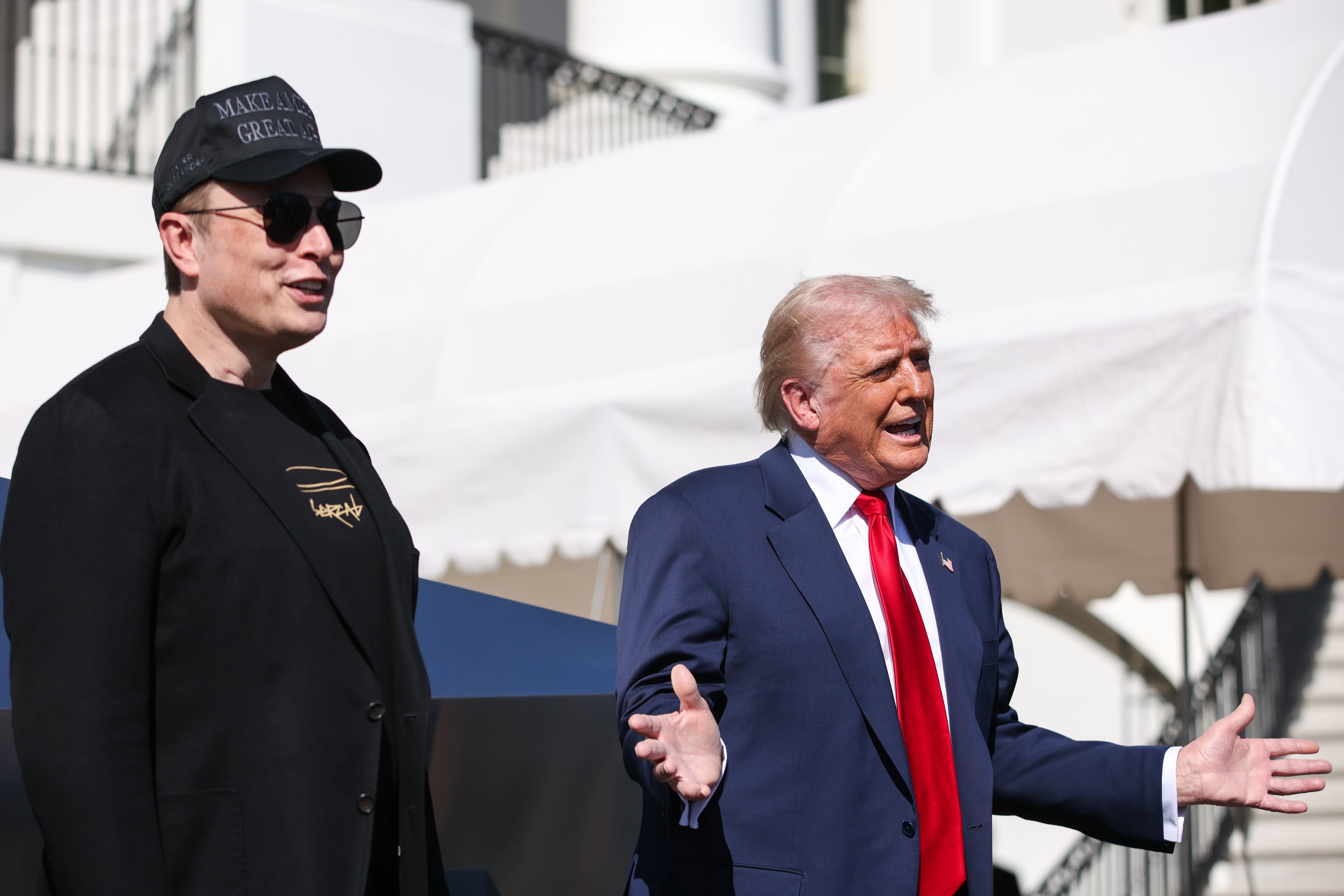 WASHINGTON (USA), 11/03/2025.- Tesla CEO and Senior Advisor to the President of the United States Elon Musk (L) looks on as US President Donald Trump (R) speaks in front of Tesla vehicles at the White House in Washington, D.C., USA, 11 March 2025. President Trump has said he will buy a Tesla to support Tesla and Elon Musk after recent attacks on Tesla charging stations and calls for boycotts of Tesla products. (Estados Unidos) EFE/EPA/SAMUEL CORUM / POOL