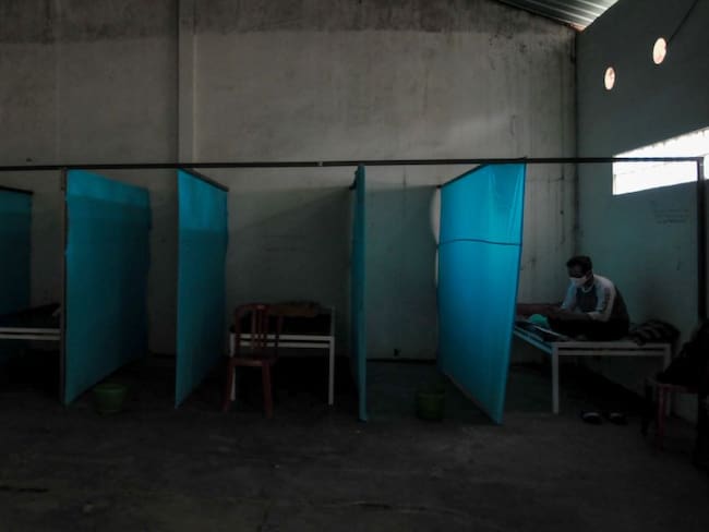 Indonesios que infringen cuarentena son encerrados en &quot;casa embrujada&quot;