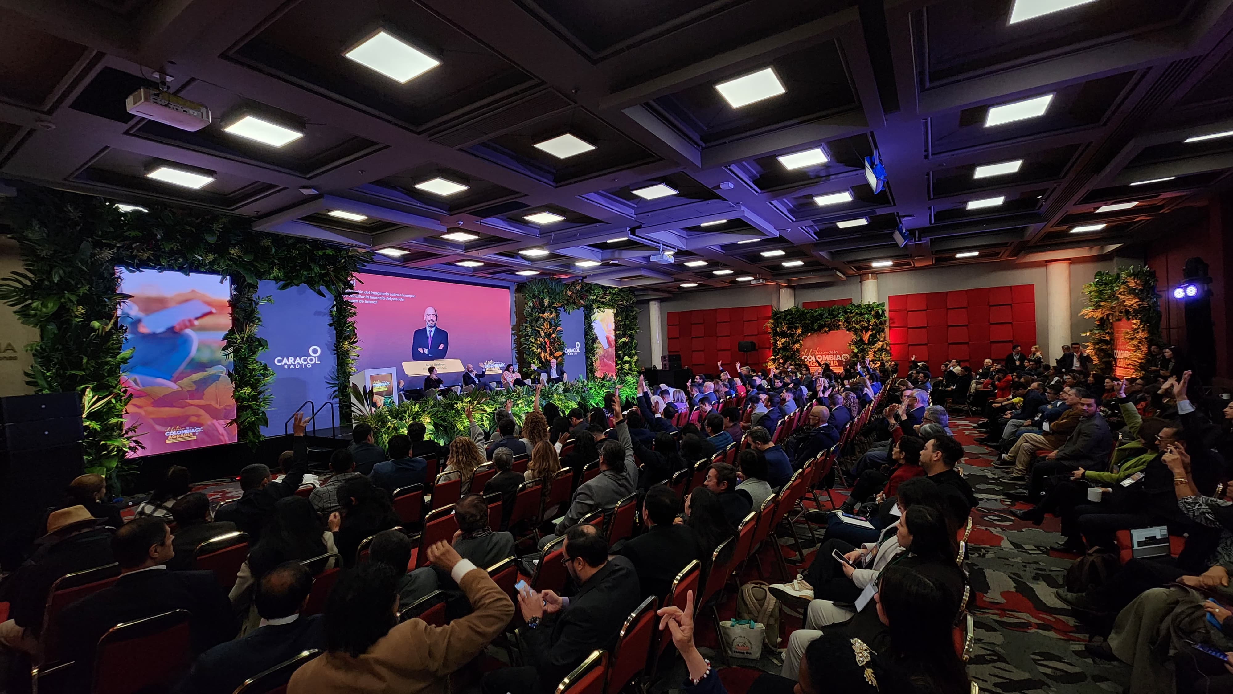 El Futuro de la Colombia Agraria reunió a referentes de distintos sectores para trazar rutas de acción precisas en la construcción de un campo sostenible e incluyente. Educación, tecnificación y paz, principales focos de discusión. I Foro: Caracol Radio