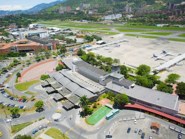 Alcalde de Medellín apoya reapertura de aeropuertos