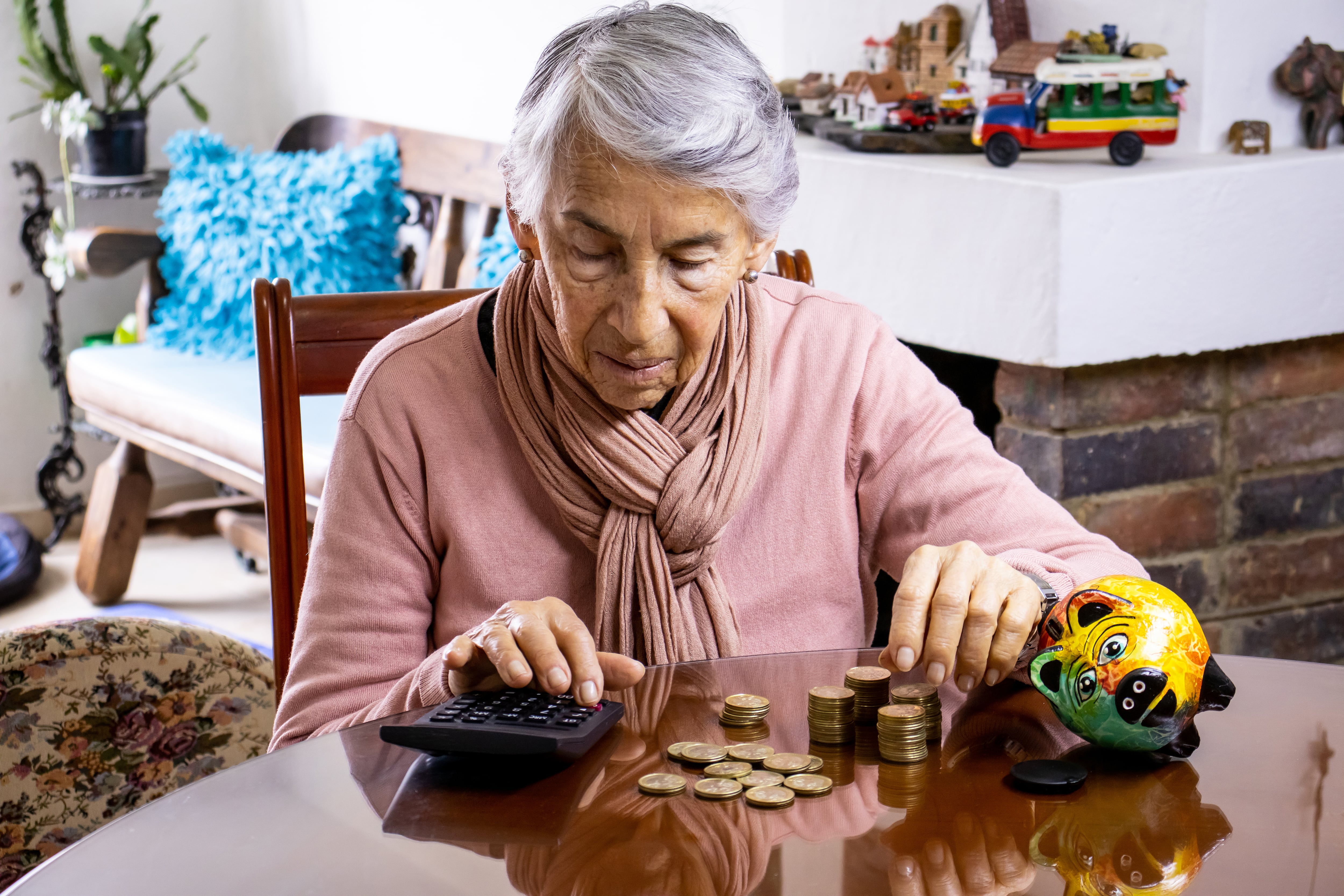 Mujer adulta mayor contando dinero (Foto vía Getty Images).