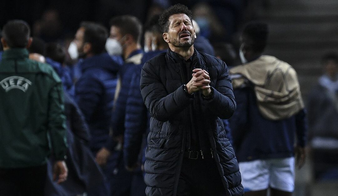 Diego Simeone, festeja la clasificación del Atlético de Madrid a octavos de final de la Champions.