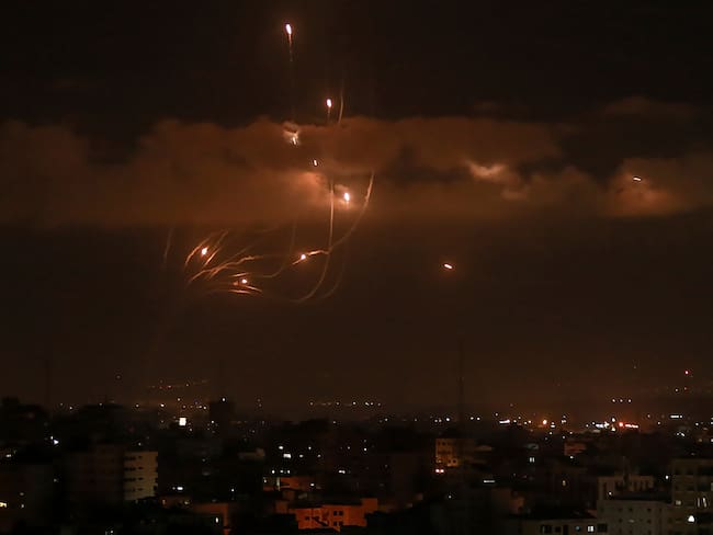 La defensa aérea de Israel, el domo de hierro, intercepta misiles lanzados desde la franja de Gaza.
(Foto: Mohammed Talatene/picture alliance via Getty Images)