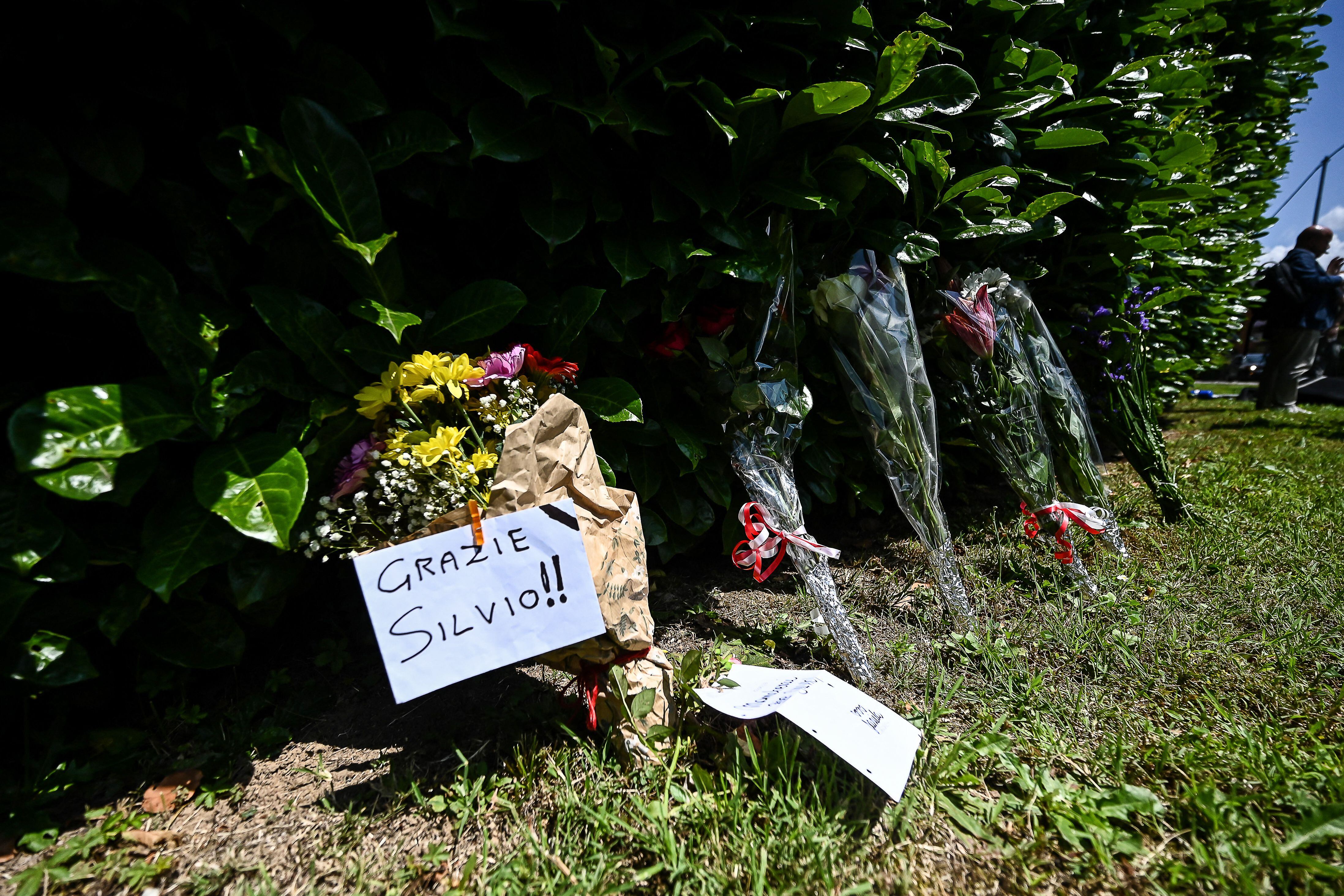 Mensajes de seguidores de Silvio Berlusconi tras la muerte del ex primer ministro italiano.
(Foto:    PIERO CRUCIATTI/AFP via Getty Images)