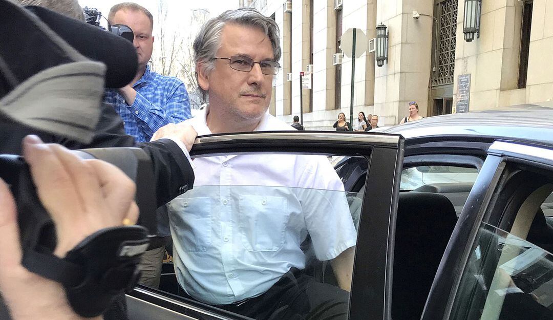 Neurólogo acusado de abusar de 6 pacientes fue encontrado muerto en cárcel