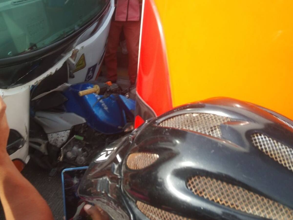 Multaron a motociclista implicado en choque con tres buses de Transcaribe en Bazurto