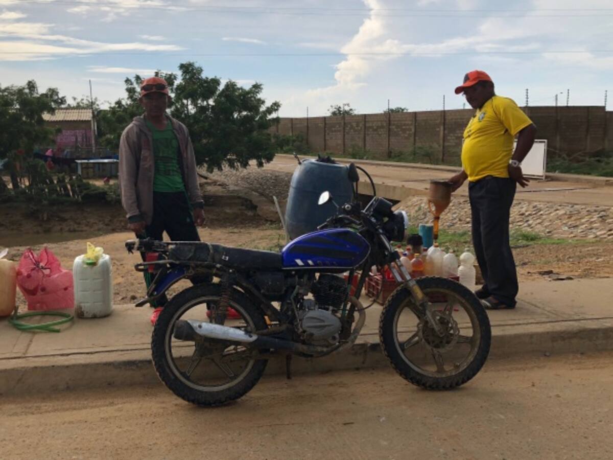 Gasolina de contrabando, negocio de familia en Uribia