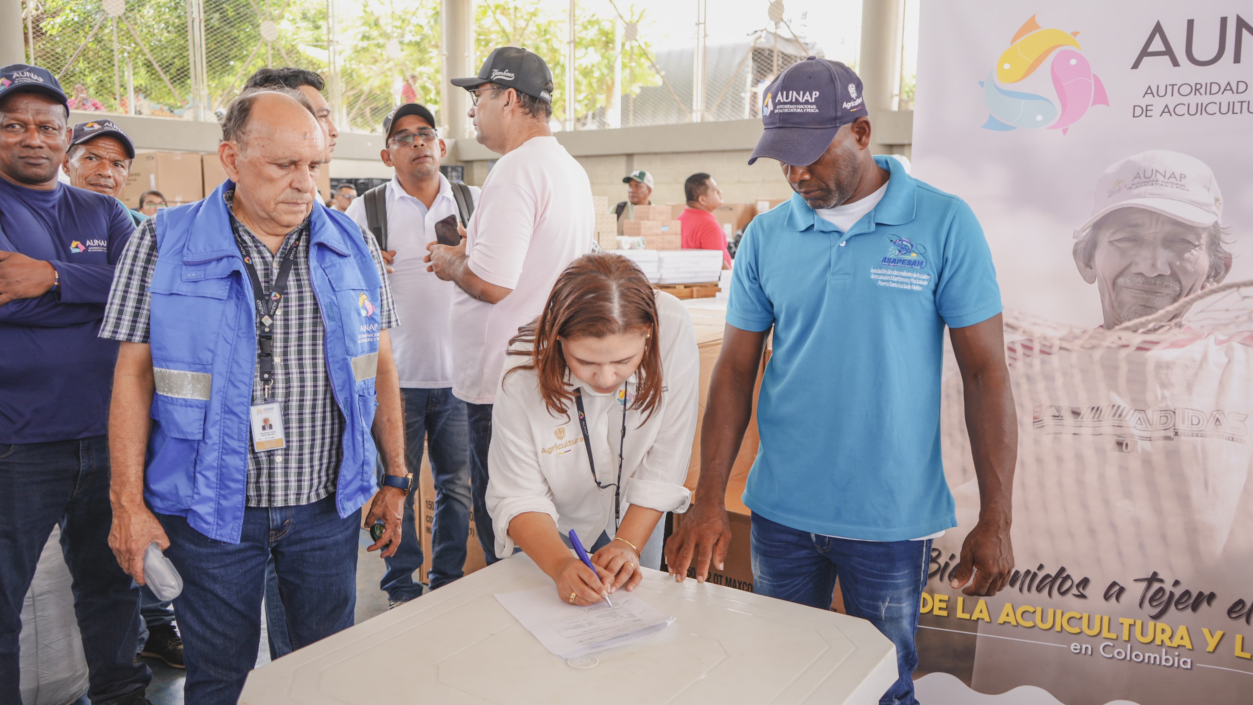 La Autoridad Nacional de Acuicultura y Pesca entrega insumos del proyecto Pez Total a pescadores artesanales de Sucre