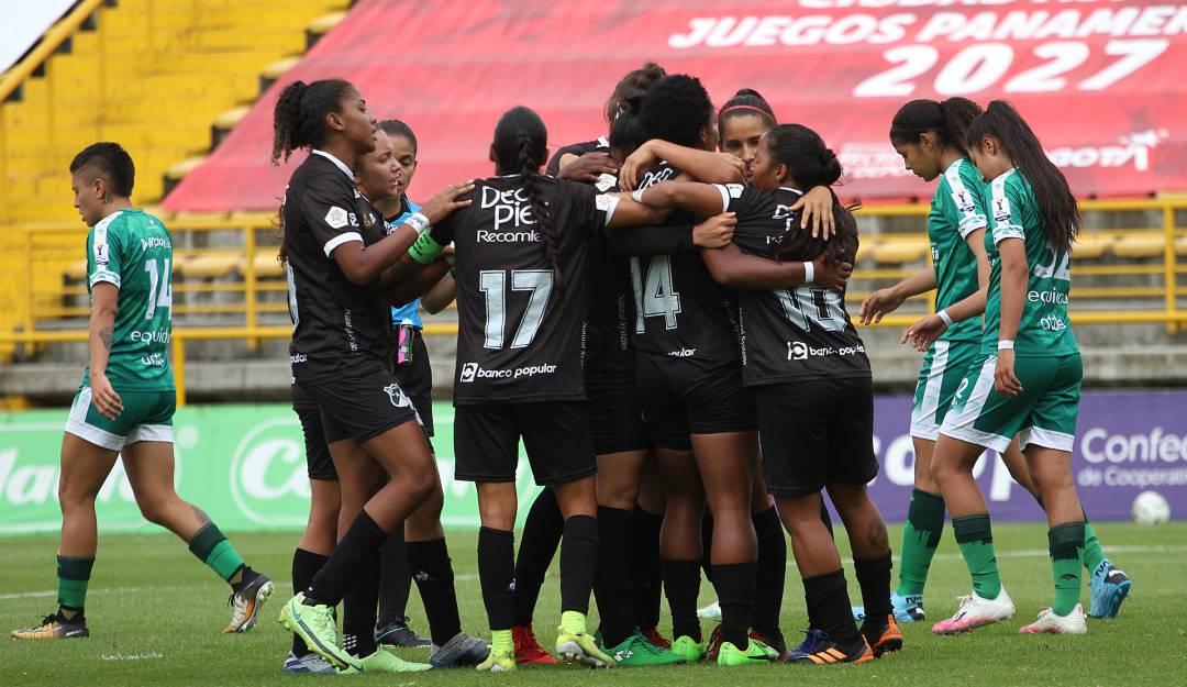 Las jugadoras del Deportivo Cali festejan una de sus dos anotaciones en el estadio de Techo.