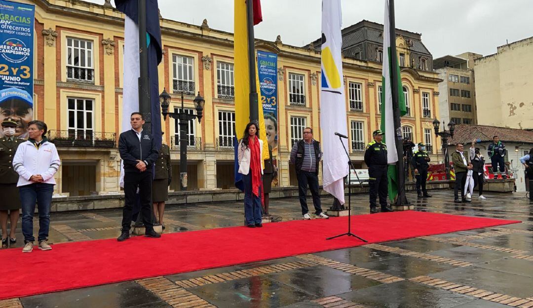 Desde la Plaza de Bolívar, el registrador, Alexander Vega, instaló la jornada electoral. 