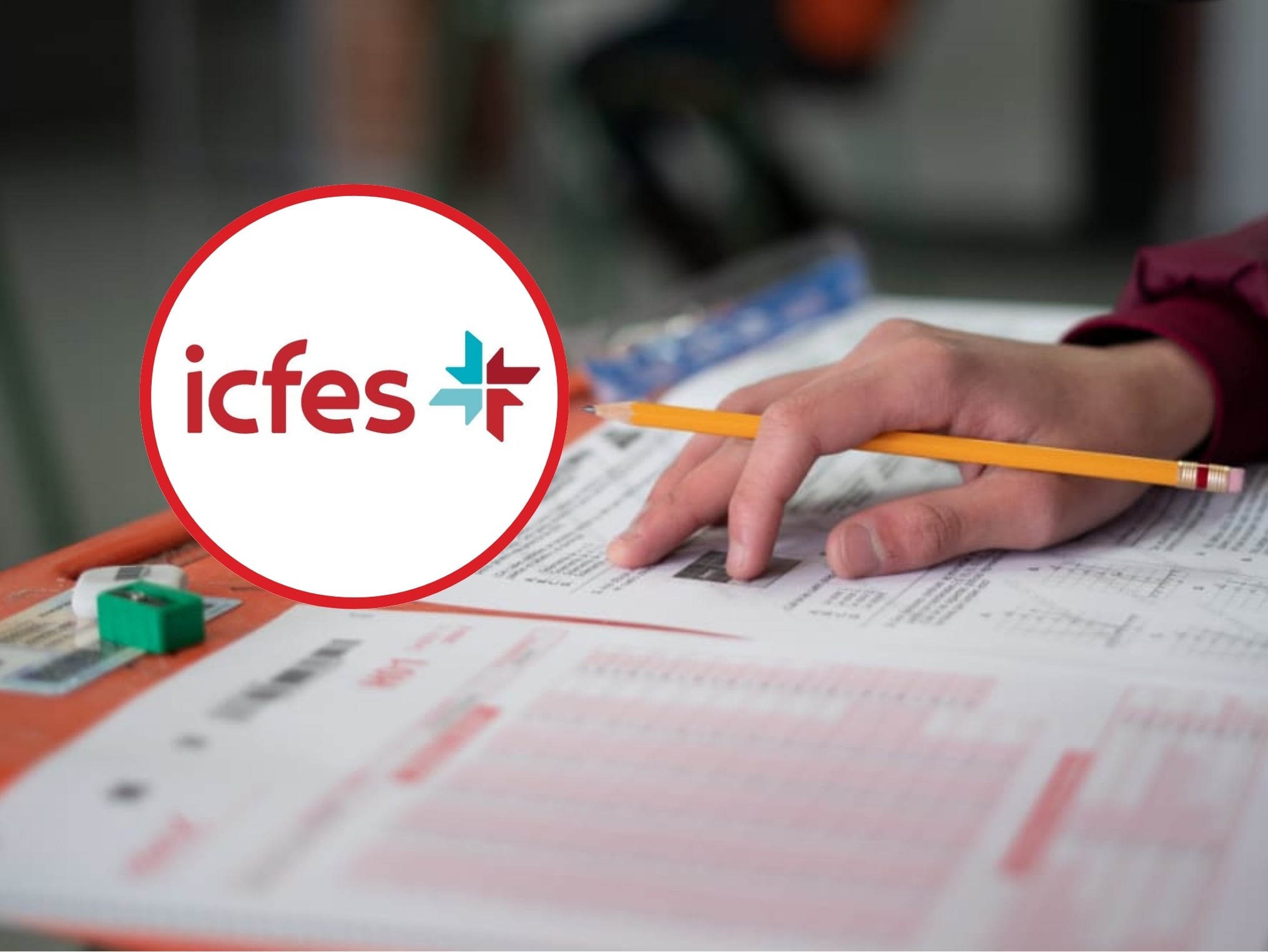 Persona presentando las pruebas Saber ICFES (Crédito: Colprensa). A la izquierda hay una imagen de la plataforma para consultar los resultados de este examen.