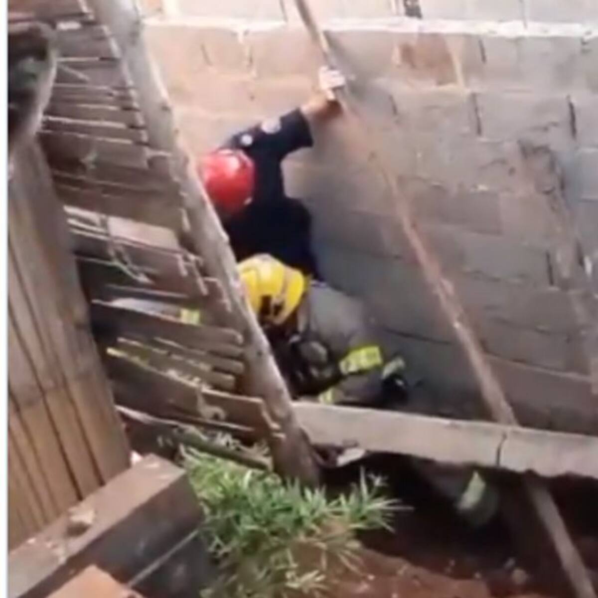 Un hombre y menor de 4 años quedaron atrapados al caer un muro