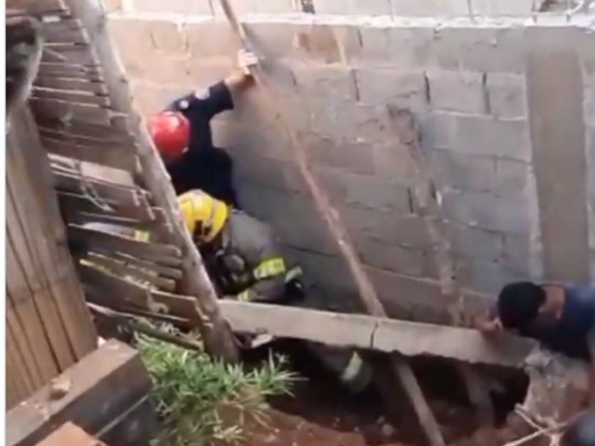 Un hombre y menor de 4 años quedaron atrapados al caer un muro