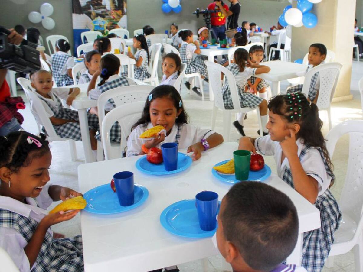 Distrito pide que paren aglomeraciones para recibir refrigerios escolares