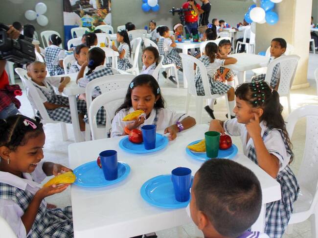 Distrito pide que paren aglomeraciones para recibir refrigerios escolares
