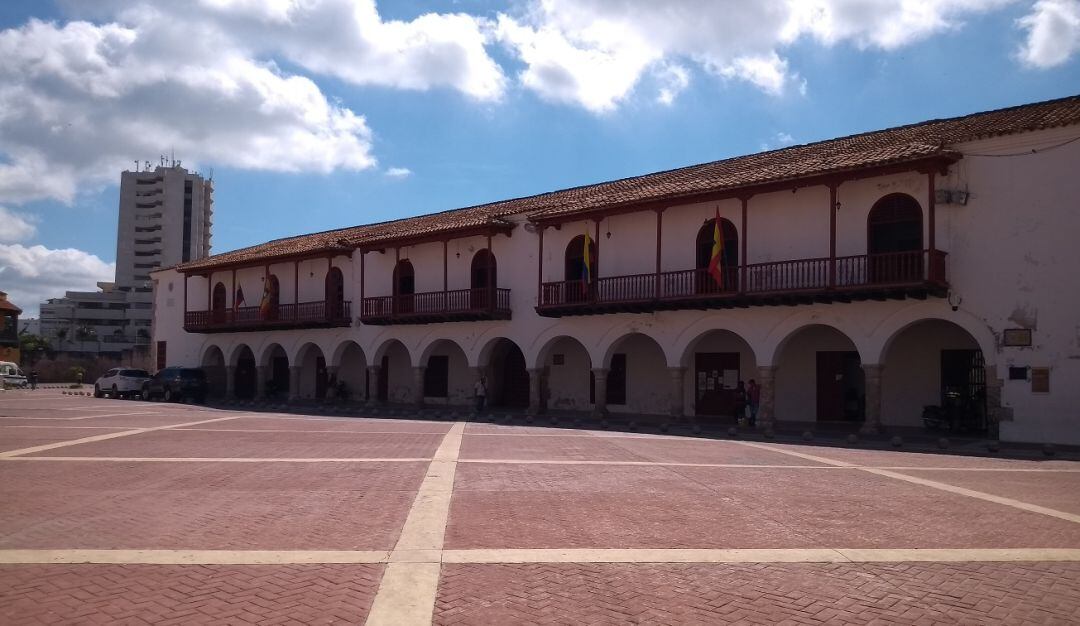 Margelis Gutiérrez celebró un contrato con el Distrito a pesar de que su hermana Kairen Gutiérrez fungía como directora del PES