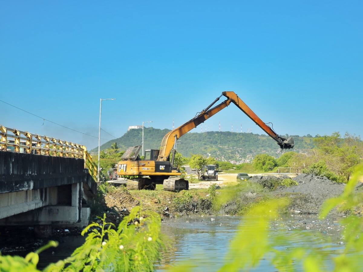 Limpieza de descoles de canales en la Vía Perimetral culminó: Alcaldía