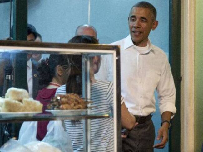 Obama disfruta comida tradicional vietnamita en el centro de Hanoi