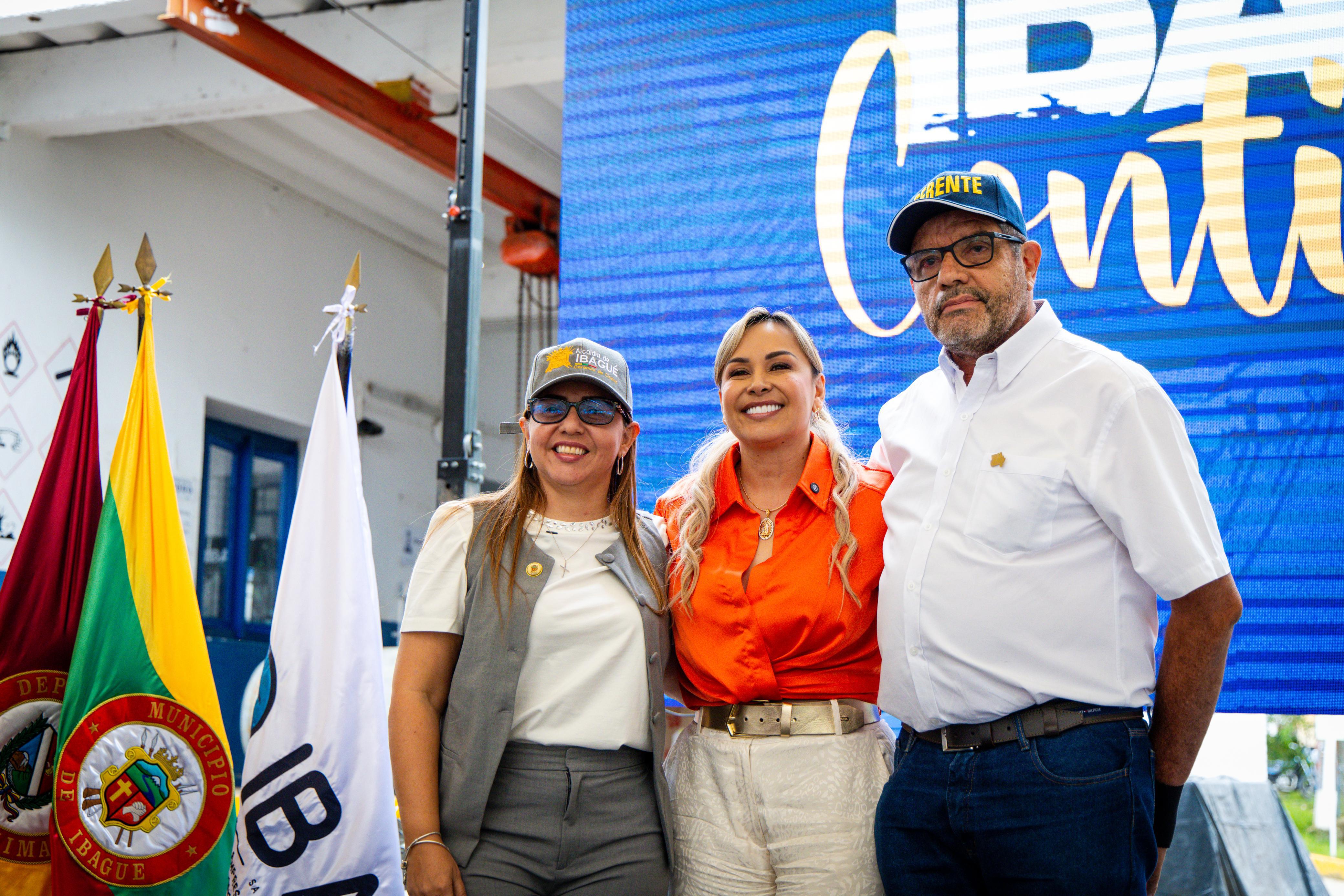 Erika Palma, gerente saliente del Ibal y el nuevo titular del cargo Roberto Santofimio Varón.