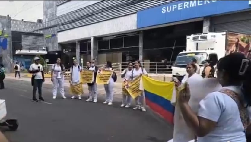 Trabajadores de la salud del Hospital Universitario de Neiva se manifestaron para exigir formalización laboral, aumento salarial y garantías en prestaciones sociales.