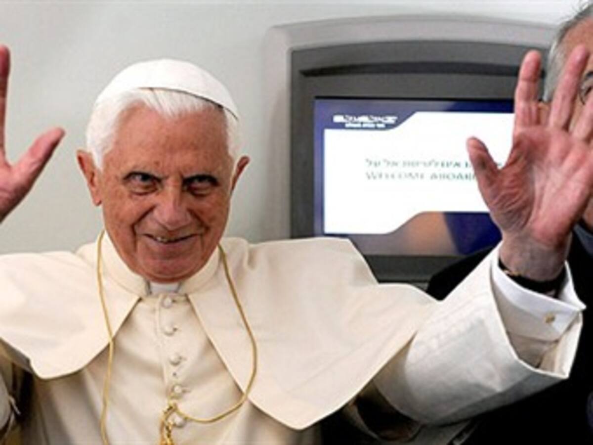 ¡Nuevo mensaje en tu Facebook!... ¿quieres ser amigo de Benedicto XVI?