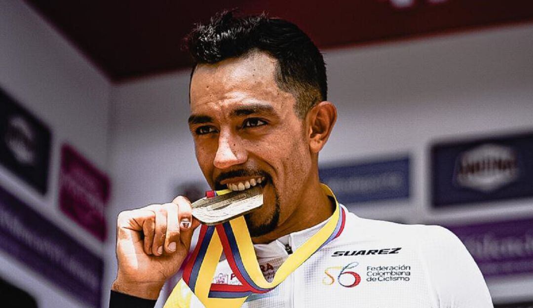 Daniel Felipe Martínez festeja con su camiseta y medalla de oro como campeón nacional de contrarreloj.