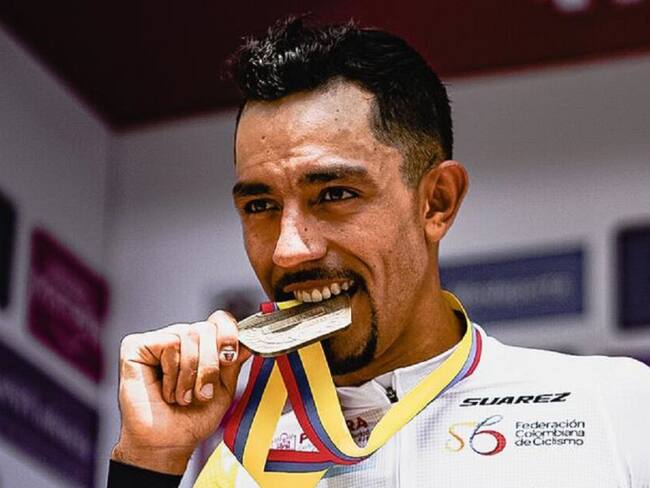 Daniel Felipe Martínez festeja con su camiseta y medalla de oro como campeón nacional de contrarreloj.