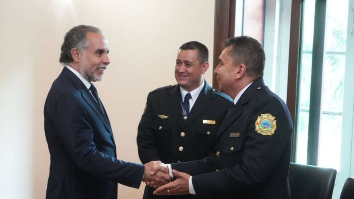 Benedetti posesionó al capitán Fredy Alonzo Alvarado como nuevo director de Bomberos del país