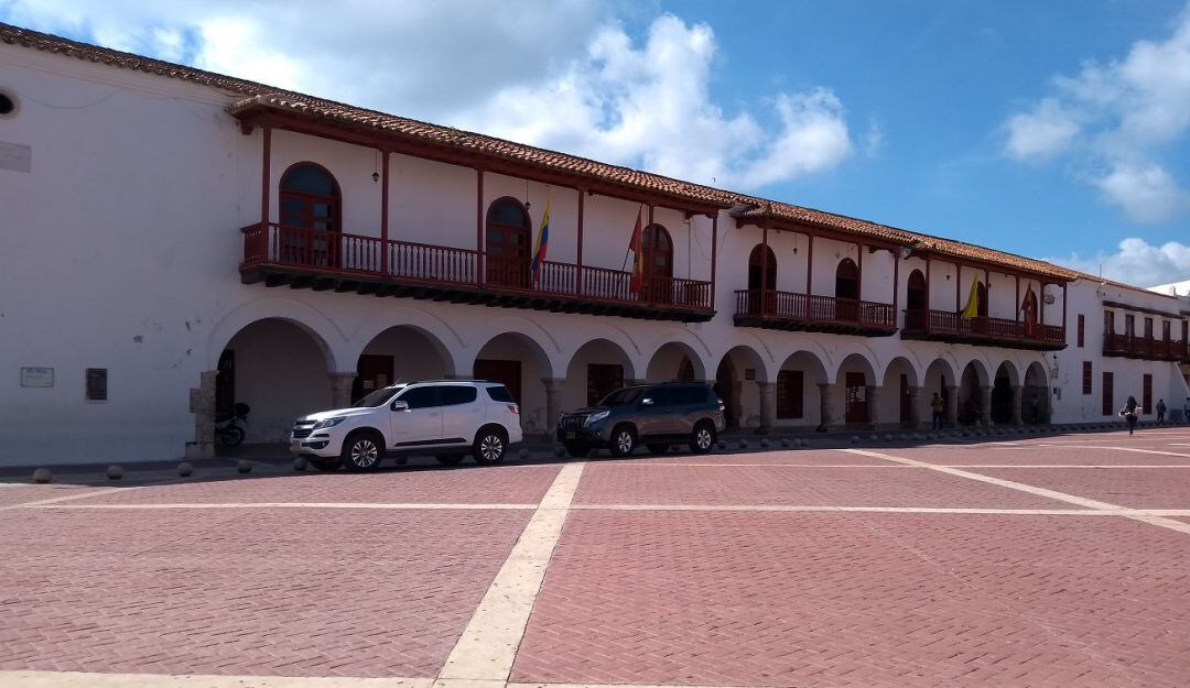 El educador está siendo investigado por presuntamente haber acosado sexualmente a dos estudiantes del plantel educativo.