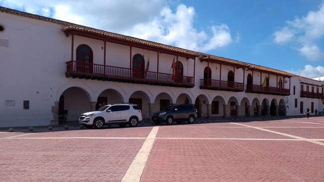 El educador está siendo investigado por presuntamente haber acosado sexualmente a dos estudiantes del plantel educativo.