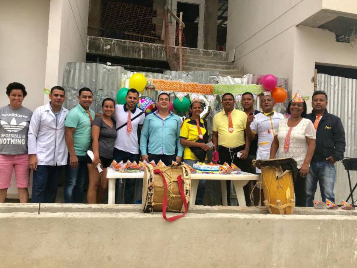 Con fiesta de cumpleaños reclaman obras de centro de salud en Santa Marta