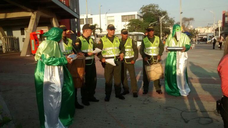 Los policías de Barranquilla, que conforman el grupo de las letanías en la estación Joe Arroyo del Transmetro
