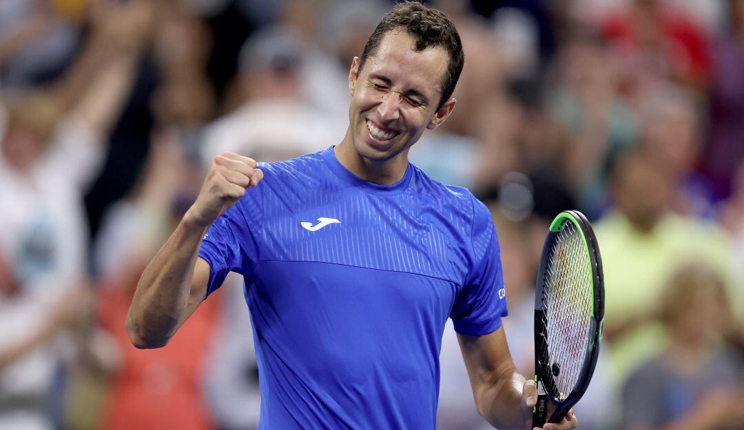 Daniel Galán celebra emocionado su triunfo ante Stefanos Tsitsipas.