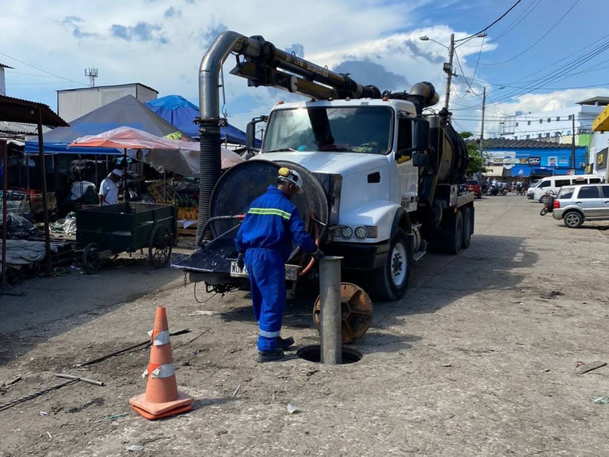 Alcaldía y Acuacar atendieron taponamiento de registro principal en Bazurto
