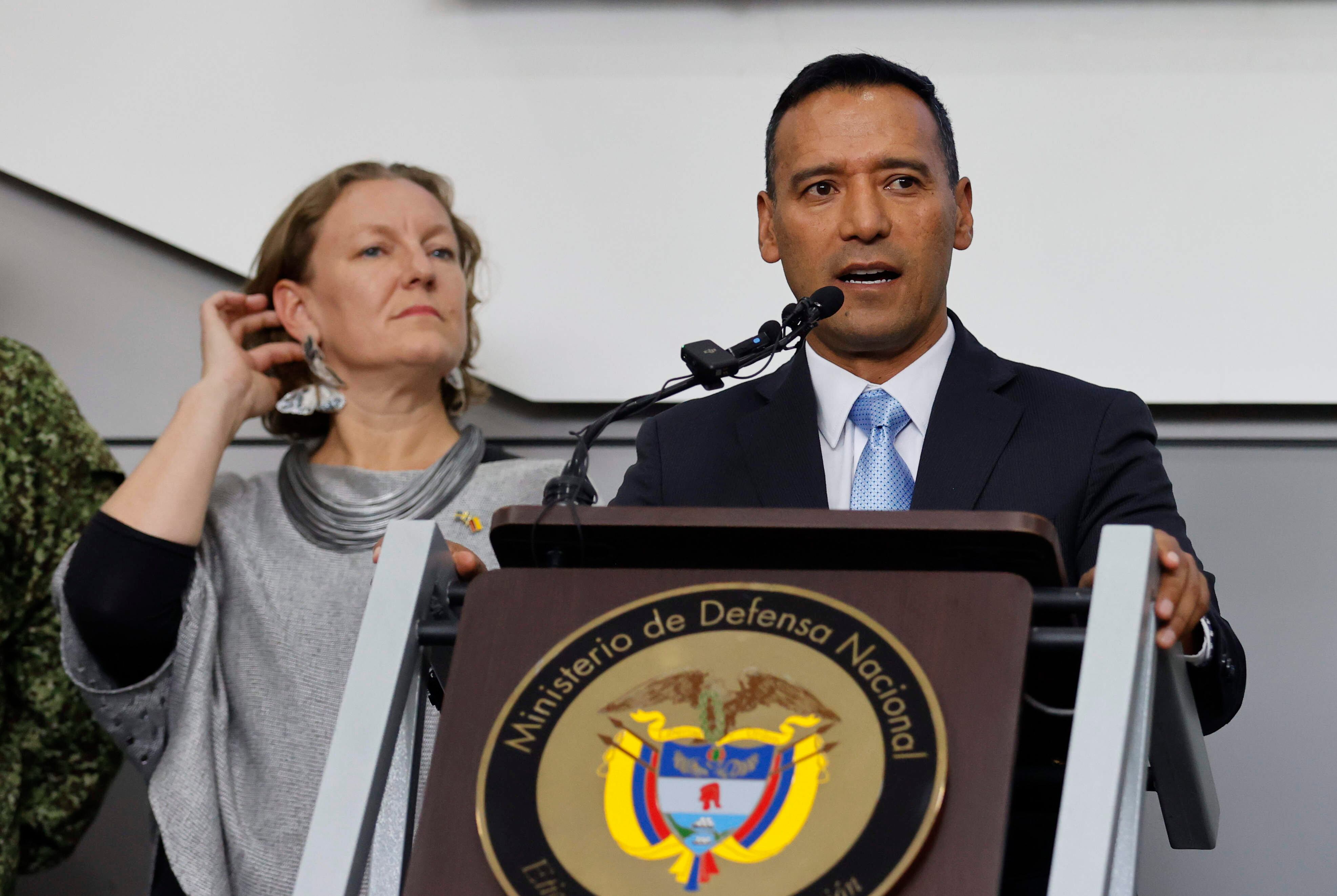 AME5147. BOGOTÁ (COLOMBIA), 03/04/2025.- El ministro de Defensa de Colombia, Pedro Sánchez (d), y la embajadora de Suecia en Colombia, Helena Storm, participan en una rueda de prensa este jueves, en Bogotá (Colombia). La flotilla de aviones de caza Gripen, de la compañía sueca Saab, que reemplazará los viejos Kfir en Colombia, estará compuesta por entre 16 y 24 aeronaves, cuyo costo total aún no se ha determinado, dijo el segundo comandante y jefe de Estado Mayor de la Fuerza Aeroespacial Colombiana (FAC), mayor general Carlos Fernando Silva. EFE/ Mauricio Dueñas Castañeda