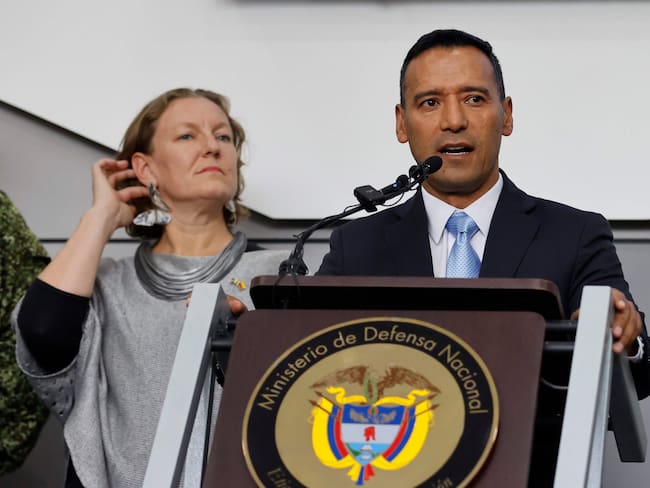 AME5147. BOGOTÁ (COLOMBIA), 03/04/2025.- El ministro de Defensa de Colombia, Pedro Sánchez (d), y la embajadora de Suecia en Colombia, Helena Storm, participan en una rueda de prensa este jueves, en Bogotá (Colombia). La flotilla de aviones de caza Gripen, de la compañía sueca Saab, que reemplazará los viejos Kfir en Colombia, estará compuesta por entre 16 y 24 aeronaves, cuyo costo total aún no se ha determinado, dijo el segundo comandante y jefe de Estado Mayor de la Fuerza Aeroespacial Colombiana (FAC), mayor general Carlos Fernando Silva. EFE/ Mauricio Dueñas Castañeda