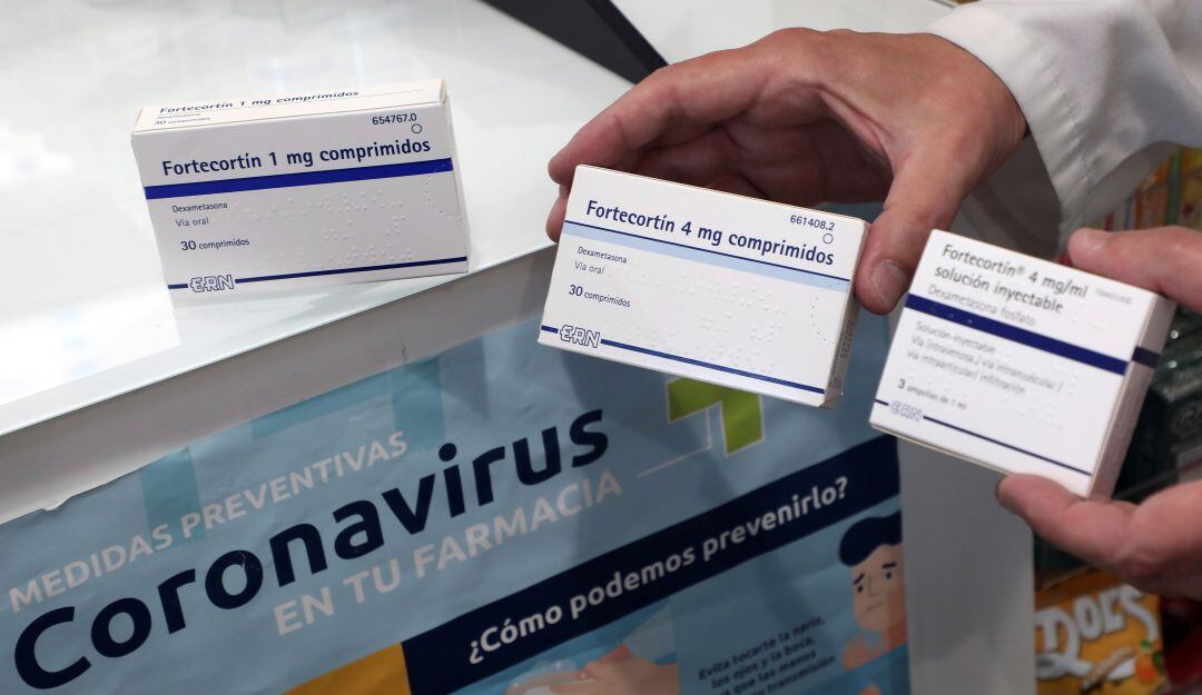 Un farmacéutico muestra dos envases de dexametasona en su farmacia.