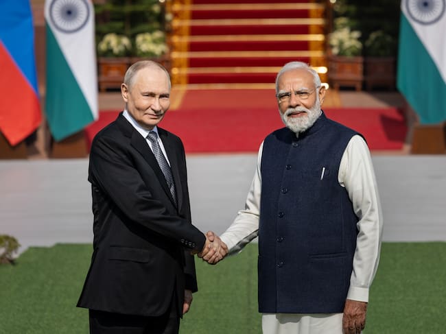 Modi y Putin se reunirán en viernes en vísperas de la cumbre de los BRICS en Nueva Delhi. (Photo by Elke Scholiers/Getty Images)