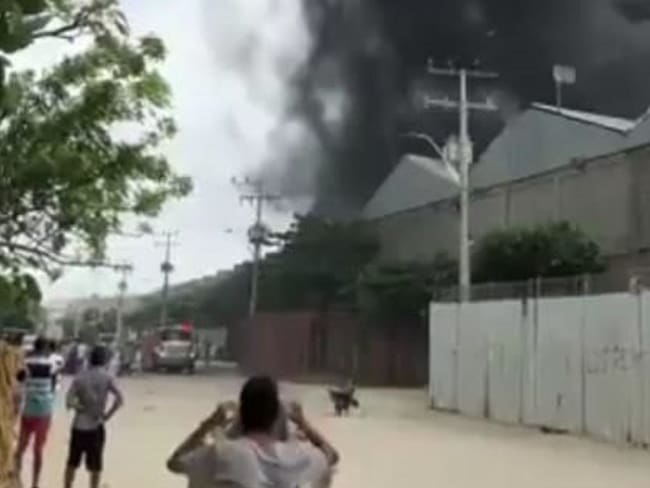 Controlan incendio en bodega en el sur de Barranquilla