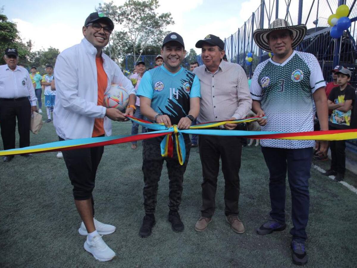 Gobernador, Nicolás García, inaugura Estadio Municipal de Sasaima