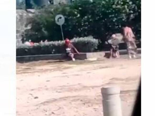 Graban a dos turistas defecando en Centro Histórico de Cartagena