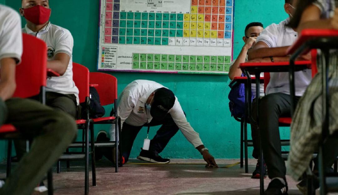 Las instituciones educativas que comienzan a operar presencial son aquellas que permiten el distanciamiento social de un metro y otros protocolos