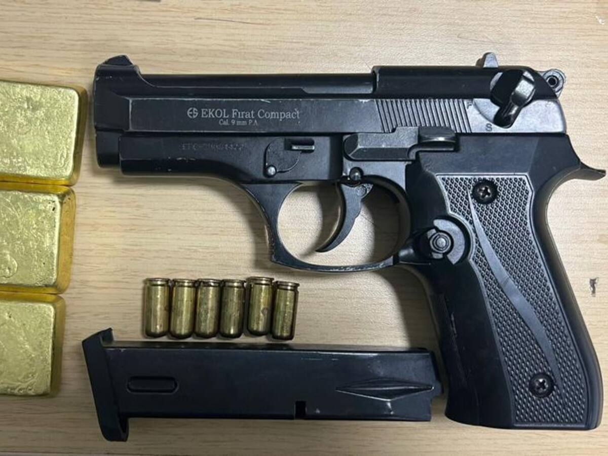 Capturan a un hombre portando tres lingotes de oro valorados en $400 millones en Medellín