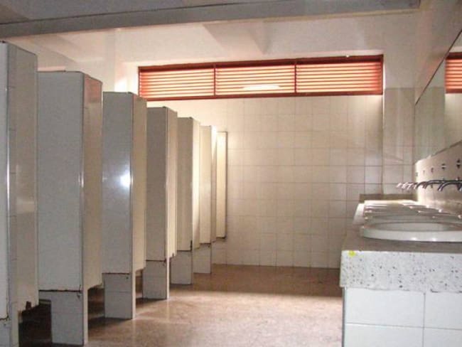 Baños públicos en Colombia con malos olores y sin papel higiénico